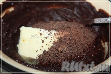 Снять с огня, добавить шоколад и сливочное масло, тщательно перемешать и остудить.