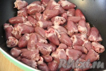 В сковороду влить масло и хорошо разогреть. Добавить сердечки в сковороду.