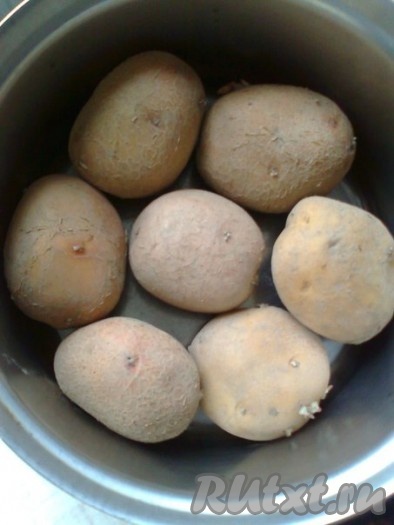 Сначала определим, сколько картошки нам понадобится. Для этого картофель кладём в кастрюлю так, чтобы он поместился в кастрюле в один слой.