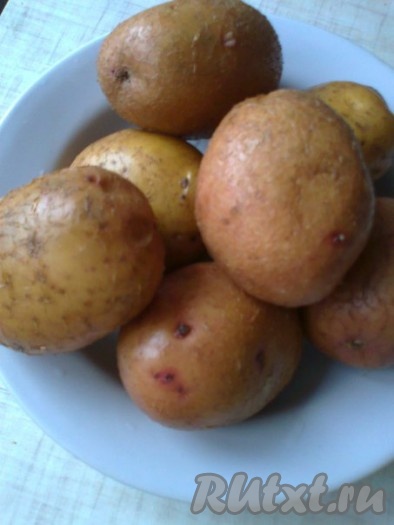 Вынимаем картофель и тщательно моем под проточной водой (можно с помощью мочалки). Чистить не надо – будем варить «в мундире».
