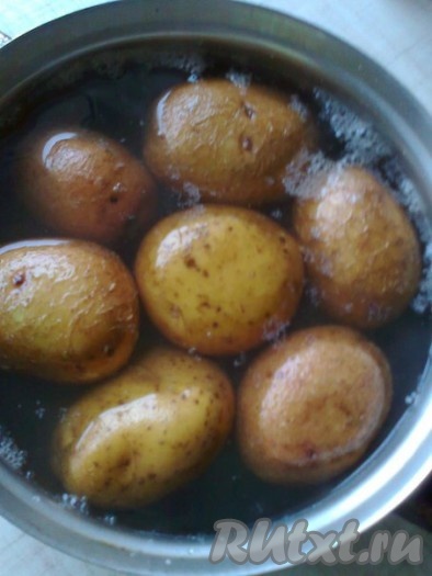 Ставим кастрюлю на сильный огонь и доводим до кипения. Кладем картофель и варим под неплотно закрытой крышкой. При варке картофель шипит– это из него выходит вода и он высушивается (получается эффект запекания). Переворачиваем картофель через 15 минут (это нужно делать потому, что картофель в насыщенном соляном растворе всплывает на поверхность и оказывается погруженным в раствор только на половину).