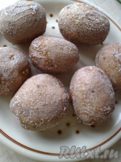 Картофель "Фрайт" прекрасно подходит для приготовления салатов, только перед чисткой его надо полностью остудить. Салатики с ним получаются гораздо вкуснее. Если готовите картофель для хранения без холодильника (в дорогу и т.д.) – не ополаскивайте! Горячая картошечка почти мгновенно обсохнет, покрывшись тончайшим слоем сухой соли, долго предохраняющим от порчи.