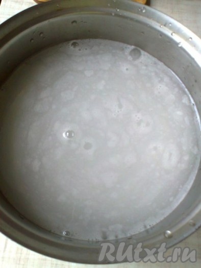 В кастрюлю вливаем 1 литр воды (или столько, чтоб вода покрывала весь картофель), всыпаем всю соль.
