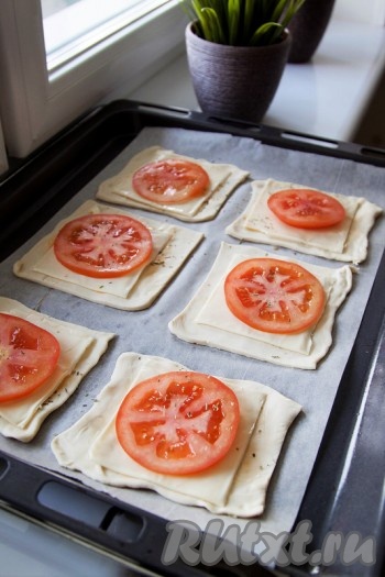 Затем - свежий помидор, нарезанный кружками, и снова присыпьте ароматными травами.
