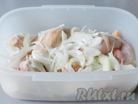 Очищенный лук тонко нарезать и добавить к мясу.
