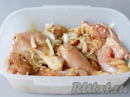 Смешать курицу с луком, влить маринад, хорошо перемешать руками и оставить мариноваться на несколько часов при комнатной температуре или на ночь в холодильнике.
