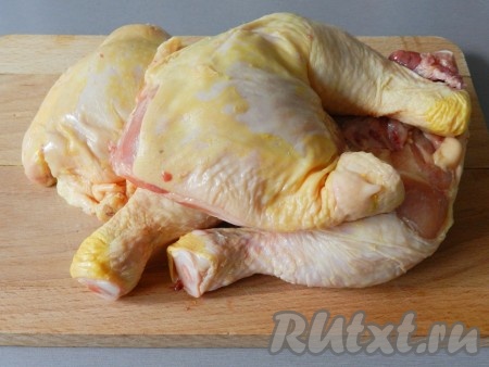 Куриные окорочка вымыть, снять кожу, срезать лишний жир, обсушить (если вы готовите куриные ножки, то их нужно вымыть, снять кожу и обсушить).
