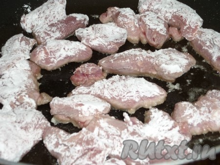 Небольшое количество растительного масла разогреть на сковороде и обжарить мясо,&nbsp;
