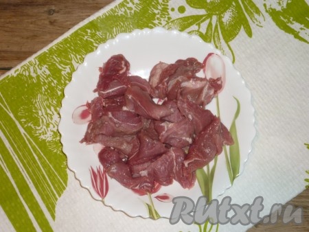 Свинину вымыть, обсушить и нарезать небольшими кусочками.&nbsp;
