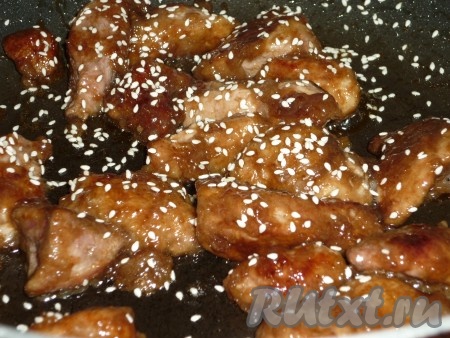 Всыпать кунжут и снять сковороду с огня. 