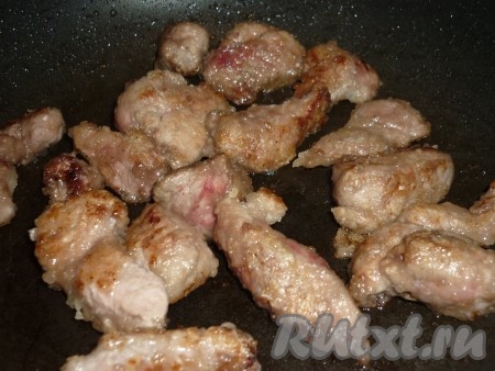 помешивая, на среднем огне в течение 10-12 минут. Время жарки будет зависеть от размера мясных кусочков, они должны полностью приготовиться. &nbsp;
