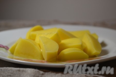 Очищаем картофель и нарезаем крупными кусками. Если картофель мелкий - не нужно резать. 
