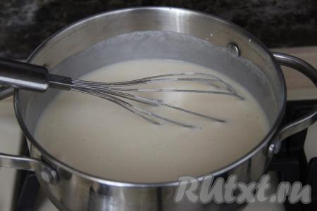 Перемешать массу венчиком, она получится достаточно жидкой. Поставить кастрюлю на средний огонь.