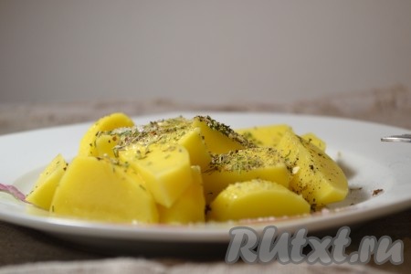 Картофель солим, посыпаем прованскими травами. Перемешиваем и выкладываем в сковороду с с салом. Периодически помешивая, жарим до готовности картошки.
