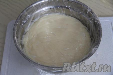 Для того чтобы заварная часть пломбирного крема быстрее остыла, её нужно переложить из кастрюли в миску. Накрыть миску плёнкой так, чтобы плёнка лежала на поверхности крема. Благодаря такому приёму на поверхности крема не будет образовываться корочка. Оставить заварной крем до полного остывания.