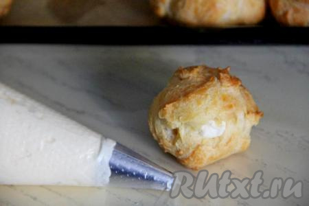 Готовый пломбирный&nbsp;крем переложить&nbsp;в кулинарный мешок с насадкой.&nbsp;Наполнить остывшие профитроли кремом.