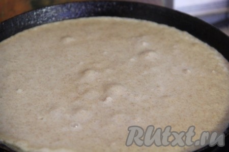 Перед выпеканием хорошо накалить сковороду, смазать маслом перед первым блином. Вылить в сковороду немного теста и равномерно распределить его по всей сковороде. 