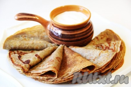 Блины, приготовленные из ржаной муки и молока по этому рецепту, получаются очень вкусными, подать их нужно к столу с пылу с жару. 