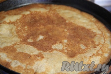 Выпекать блины с двух сторон до золотистого цвета.