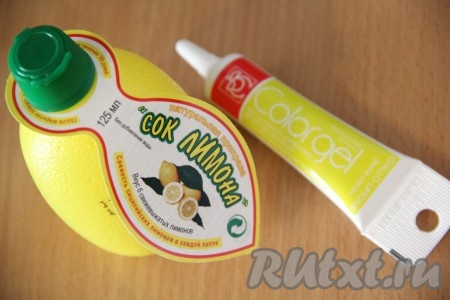 Я для приготовления безе использовала лимонный концентрат и гелевый краситель.