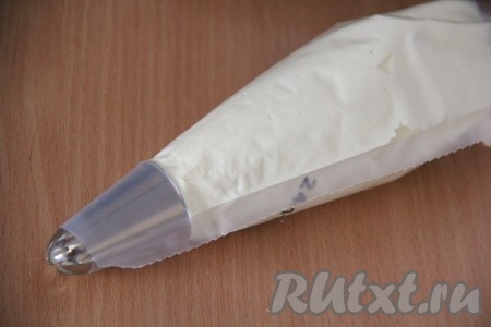  Выложить белковую массу в кондитерский мешок с фигурной насадкой.