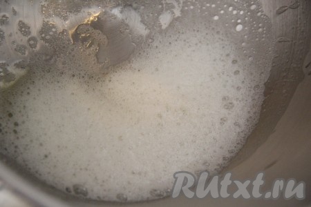 Белки взбить с солью в пышную пену.