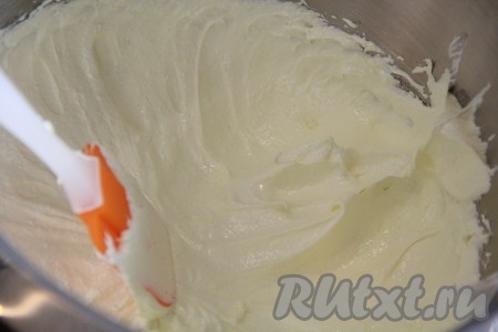  В конце взбивания добавить лимонный сок или концентрат. Масса должна получиться плотной и блестящей. По желанию добавить пару капель красителя. Я для красоты добавила каплю жёлтого красителя.