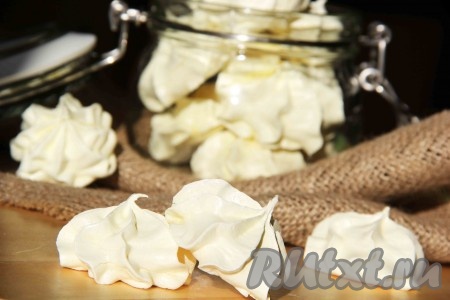 Поставить противень с лимонным безе в холодную духовку и выставить температуру 100 градусов. Сушить безе при этой температуре 2 часа. Затем выключить духовку, а пирожные оставить в духовке на 3-4 часа. Я готовлю безе вечером и оставляю его в духовке на ночь. Готовое лимонное безе переложить в вазочку и подать к чаю. Вот такое красивое, с лёгким лимонным вкусом и цветом получилось лакомство. Хрустящее, лёгкое и воздушное!