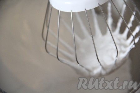 Продолжая взбивать, всыпать сахарную пудру небольшими порциями. Взбивать до стойких пиков.