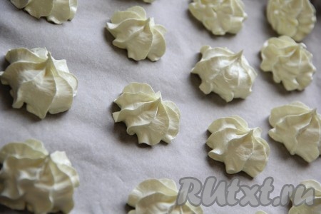  Противень для выпекания застелить пергаментной бумагой. Отсадить белковую массу на противень в виде цветочков. Если нет кондитерского мешка, можно выложить массу с помощью чайной ложки.