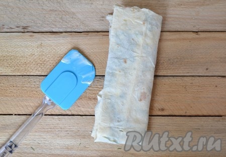 Подвернуть противоположные стороны лаваша и скрутить лаваш в плоский рулет. Аналогично сформировать ещё 2 рулета.