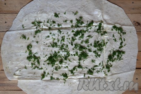 Пучок укропа промыть, обсушить и мелко нарезать. Посыпать рубленым укропом каждый лист лаваша, немного отступив от краёв.