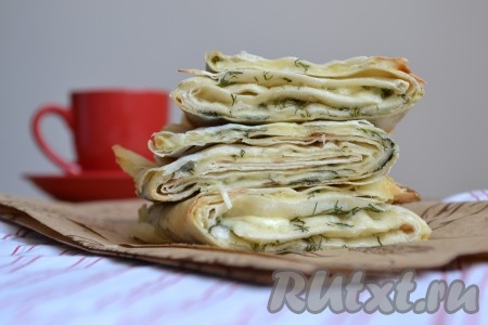 Выложить рулеты на хорошо разогретую сковороду. Поджарить лаваш с сулугуни и зеленью на сковороде на среднем огне с двух сторон. Жарим примерно по 3-4 минуты с каждой стороны. Сыр должен расплавиться внутри. Горячий лаваш с начинкой из сулугуни и зелени снять со сковороды, нарезать каждый рулет на две части и подать к столу. Сочетание лаваша и сыра сулугуни - просто изумительное.