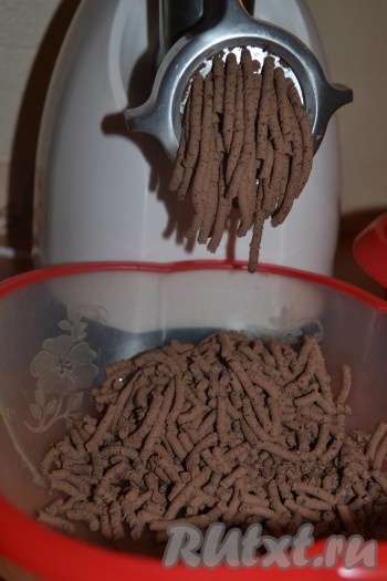 Печенку вымыть, удалить пленку и прожилки. В кипящую воду выкладываем подготовленную печень, а также добавляем для усиления вкуса печени лавровый лист, пару горошин перца, очищенный лук и морковь. Варим до готовности печени. Важно! Лучше пусть немного не доварится, но не переварится. Вместе с печенью необходимо отварить и сало.&nbsp;Перемалываем мясорубкой остывшую печень.&nbsp;
