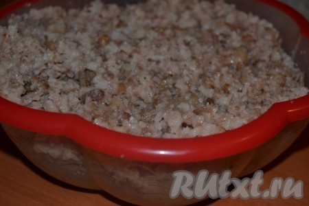 Добавляем к печени перемолотое сало. По вкусу солим, перчим. Перемешиваем тщательно.&nbsp;
