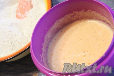 Затем влить масло и ещё раз взбить.