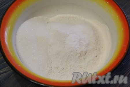 Муку просеять и соединить с разрыхлителем, содой, солью, сахаром и ванильным сахаром. Соду предварительно погасить.&nbsp;

