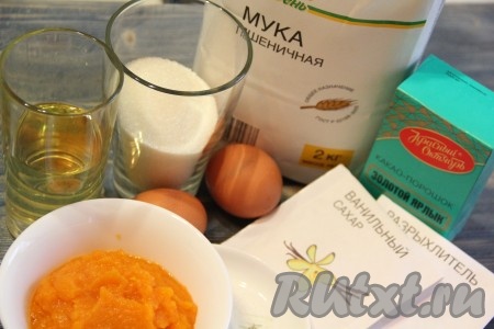 Подготовить продукты для приготовления тыквенно-шоколадных кексов. Для приготовления тыквенного пюре, очищенную от кожуры и семечек тыкву, запечь в духовке до мягкости, а затем пюрировать. Я очищенную тыкву приготовила в микроволновке (запекала в течение 5-7 минут при высокой мощности), а затем измельчила с помощью погружного блендера в пюре.