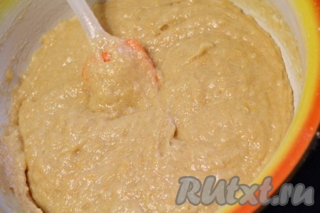 Влить полученную массу в мучную смесь и хорошо перемешать.