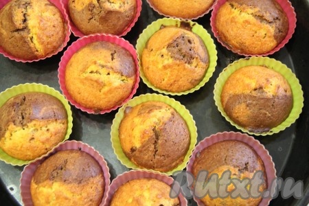 Поставить формы с тестом в разогретую духовку и выпекать при 200 градусах примерно 25 минут. Время выпекания зависит от размера форм. Готовность&nbsp;тыквенно-шоколадных кексов проверить сухой зубочисткой. 