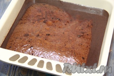 Готовый пирог достать из духовки. Отложенную ранее вторую часть шоколадной массы вылить в форму на горячий пирог. Можно на поверхности пирога сделать зубочисткой проколы, чтобы шоколадная масса ещё лучше пропитала выпечку. Накрыть форму пищевой плёнкой и оставить на 4-5 часов.