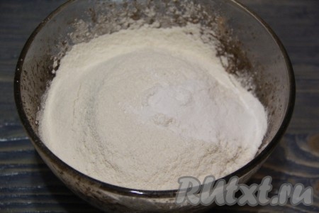 Затем во взбитую массу всыпать разрыхлитель и половину просеянной муки, перемешать силиконовой лопаткой.&nbsp;