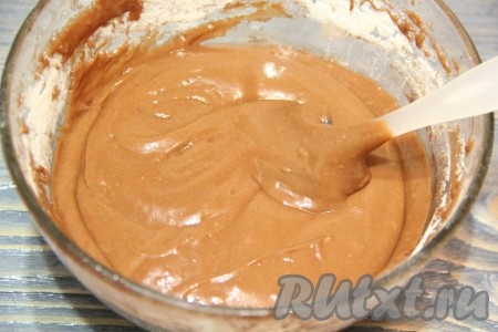 Всыпая в шоколадное тесто небольшими частями оставшуюся муку, замесить гладкое, в меру густое, как на фото, шоколадное тесто для пирога.