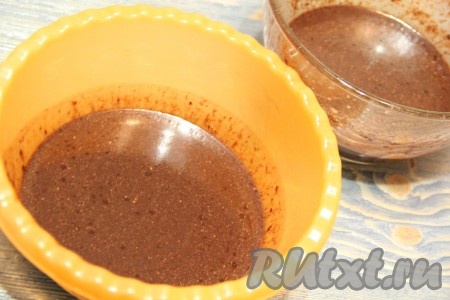 Разделить получившуюся шоколадную массу на 2 равные части. Я для этого использовала кухонные весы.&nbsp;