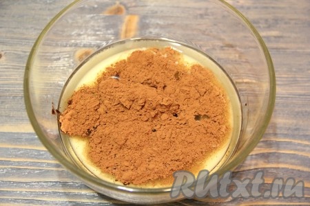 В глубокой миске соединить молоко, растительное масло и сахар, перемешать с помощью миксера (или венчика). Затем всыпать какао.