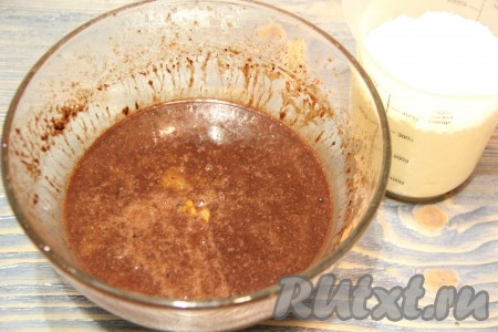 Взбить шоколадно-яичную массу миксером (или тщательно перемешать) до однородности.