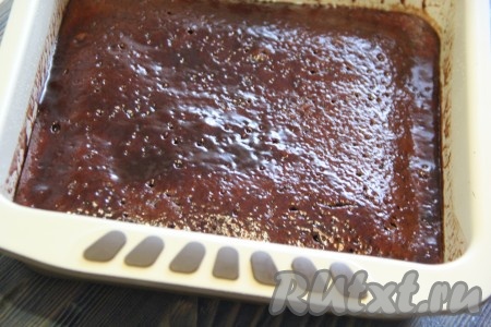 Хорошо пропитанный, нежный, в меру влажный шоколадный пирог, приготовленный на молоке с какао в духовке, нарезать на части и подать к чаю.