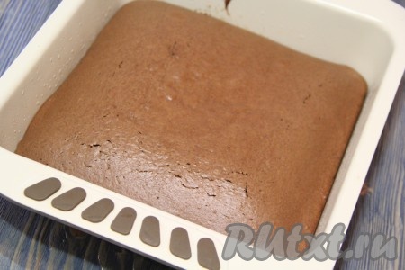 Поставить форму с тестом в разогретую духовку и выпекать шоколадный пирог при температуре 180-200 градусов минут 20-25 минут. Готовность выпечки проверить, проколов сверху сухой зубочисткой, если зубочистка после прокалывания пирога останется сухой, значит сразу доставайте форму из духовки.