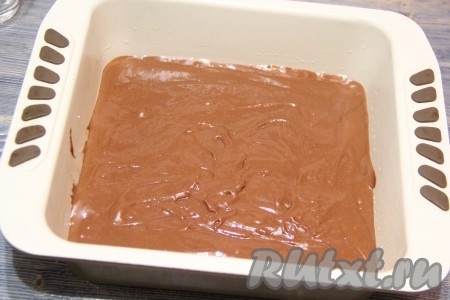 Форму для выпечки (я взяла квадратную форму размером 22х22 сантиметра) смазать растительным маслом. Выложить тесто в форму, разровнять.