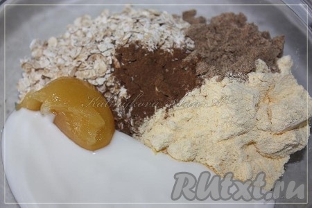 Смешать и размять все ингредиенты для теста.
